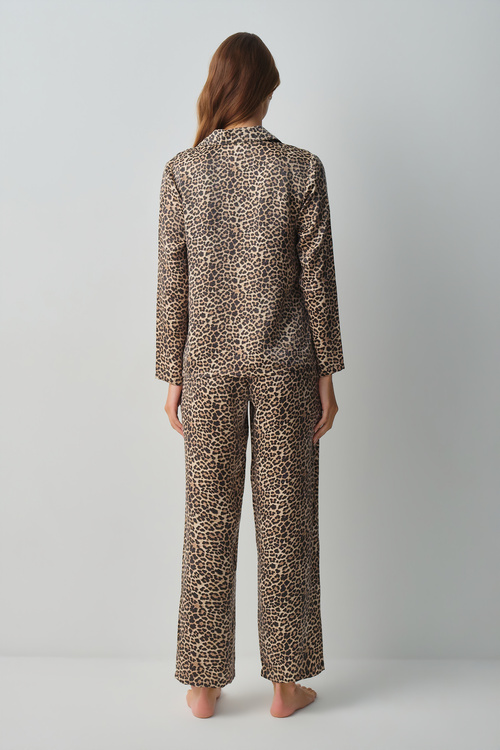 Leopar Desenli Shiny Gömlek Yaka Pijama Takımı